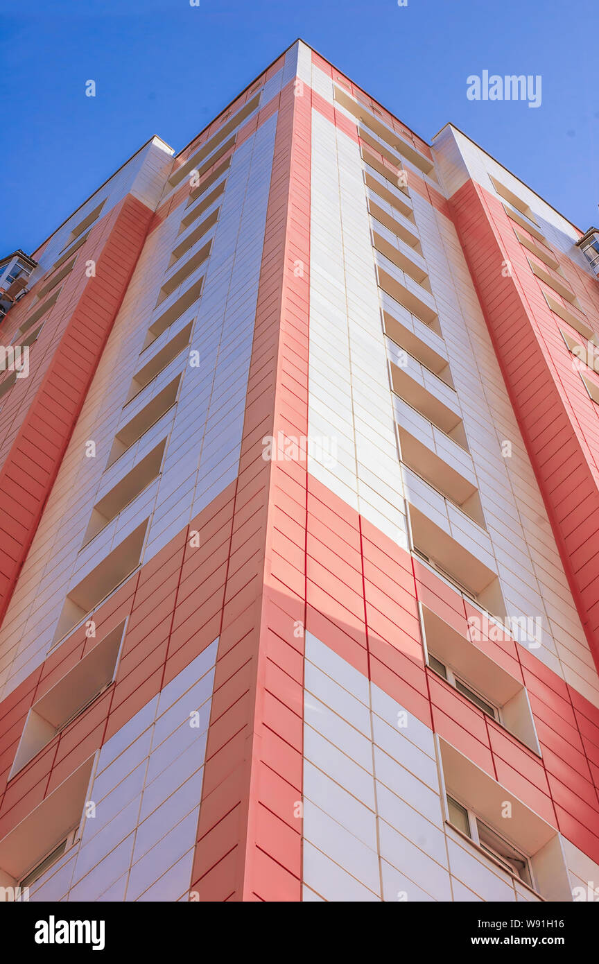 Multipiano edificio residenziale sul cielo blu e nuvole Foto Stock