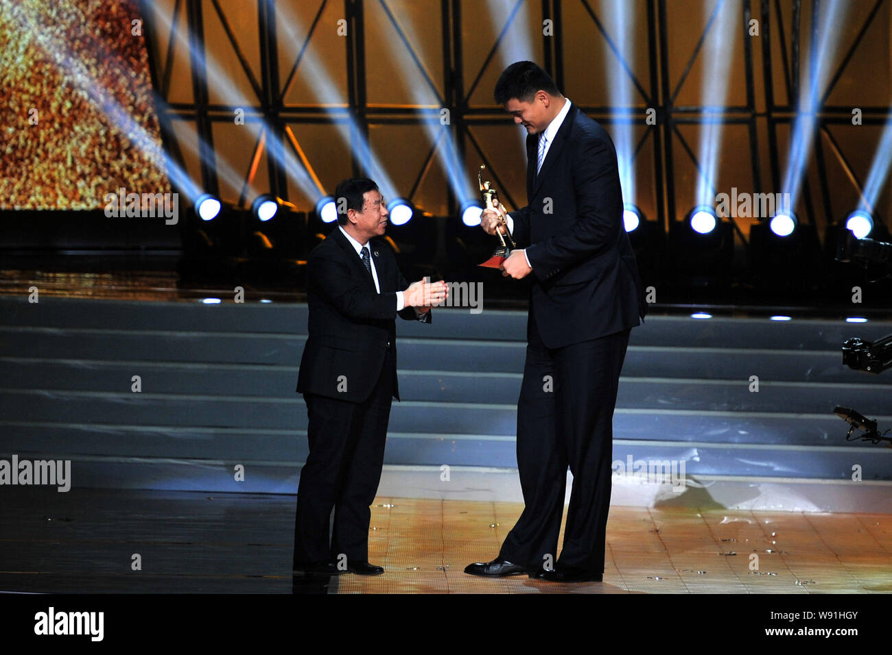 Pensionato cinese superstar di basket Yao Ming (destra) si è aggiudicata il premio della giuria da CCTV durante la cerimonia di consegna del premio per il 2012 cinese CCTV Spor annuale Foto Stock