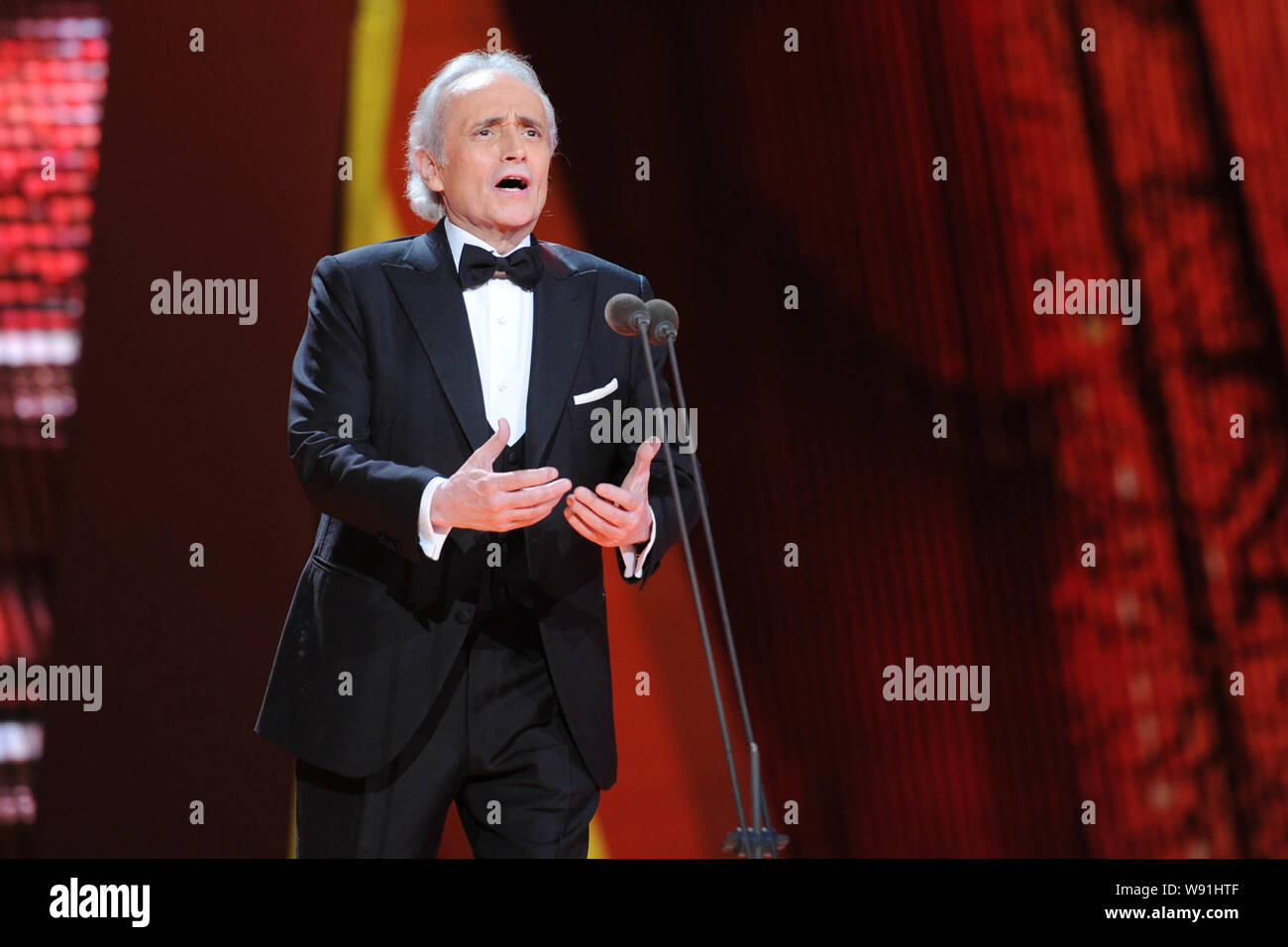 Tenore spagnolo José Carreras compie durante il CCTV 2013 Anno Nuovo gala di Pechino, Cina, 31 dicembre 2012. Foto Stock