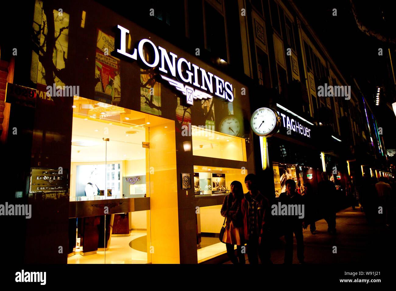 FILE--pedoni a piedi passato un negozio di orologio Longines in Cina a  Shanghai, 9 aprile 2012. Hengdeli Holdings Ltd., i cinesi partner retail di  Swat Foto stock - Alamy