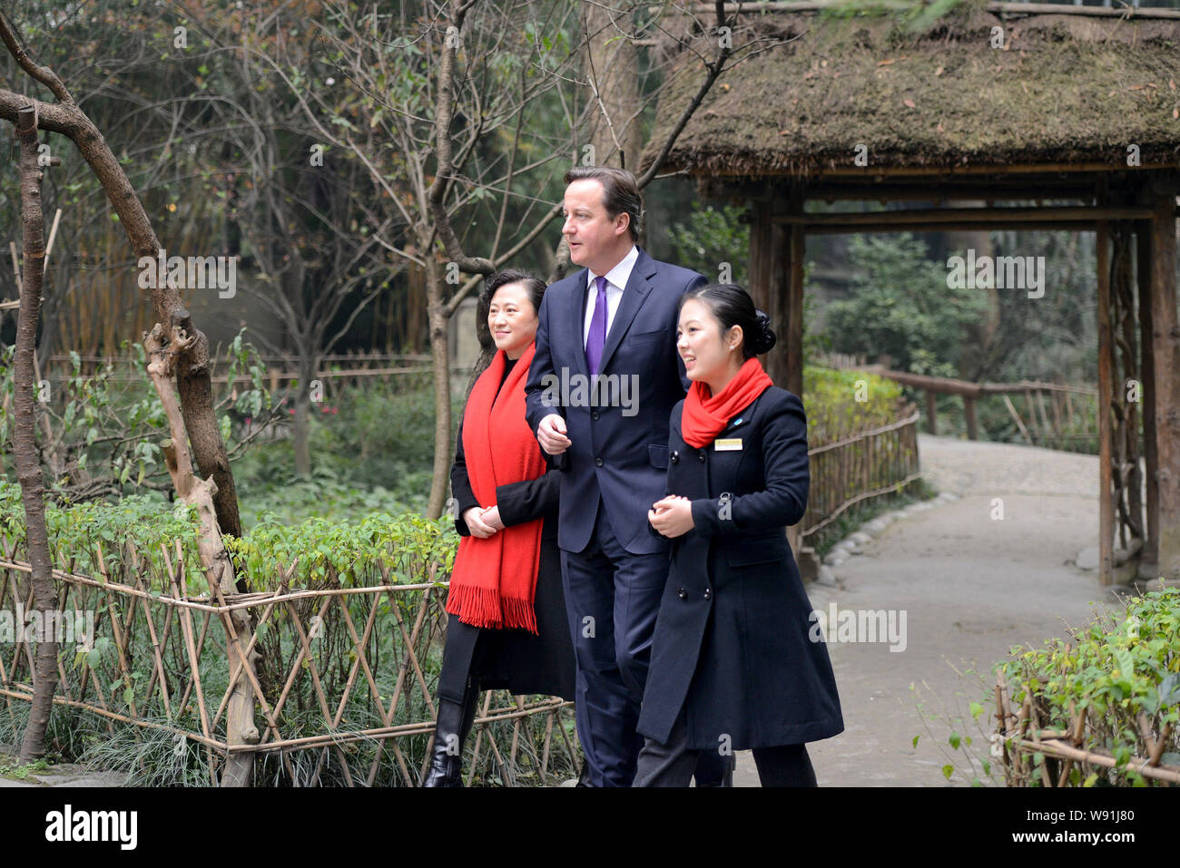 Primo Ministro britannico David Cameron, centro visite il cottage con il tetto di paglia di Du Fu un famoso poeta cinese durante la Dinastia Tang (618-907 d.C.), a Chengdu c Foto Stock