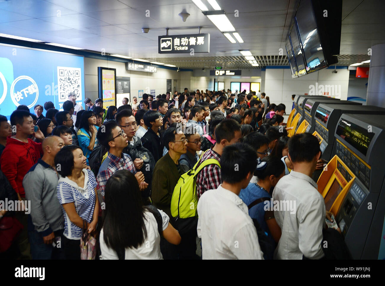 La Folla di passeggeri attendere fino al bordo in corrispondenza di una stazione ferroviaria in Chengsu, southwest Chinas nella provincia di Sichuan, 1 ottobre 2013. Chinas ferrovie portato una rec Foto Stock