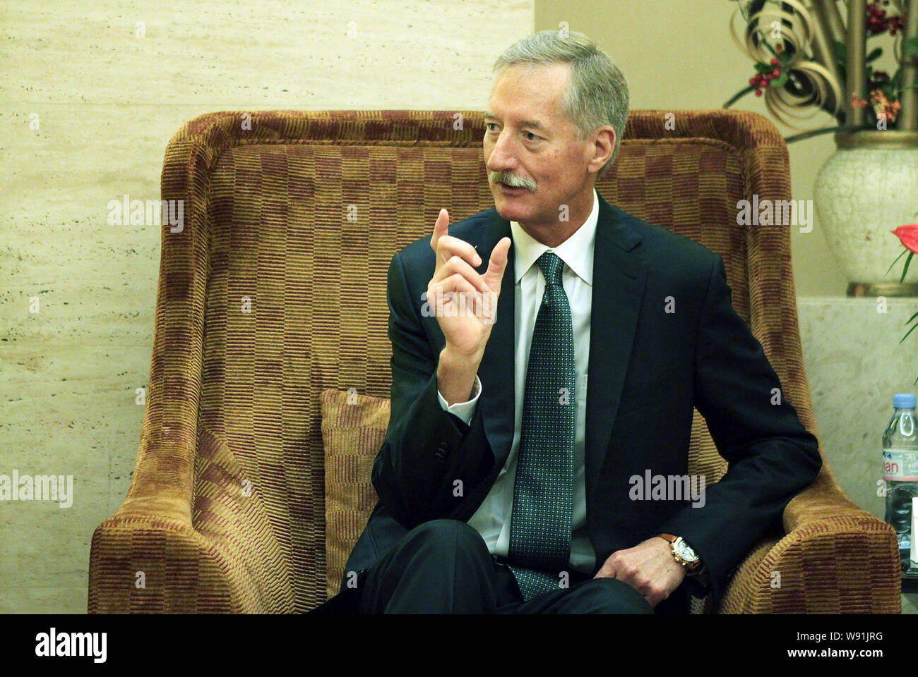 Amway Presidente Steve Van Andel risponde a una domanda in un colloquio presso lo Sheraton Hotel Chengdu durante il dodicesimo Fortune Global Forum di Chengdu, sout Foto Stock