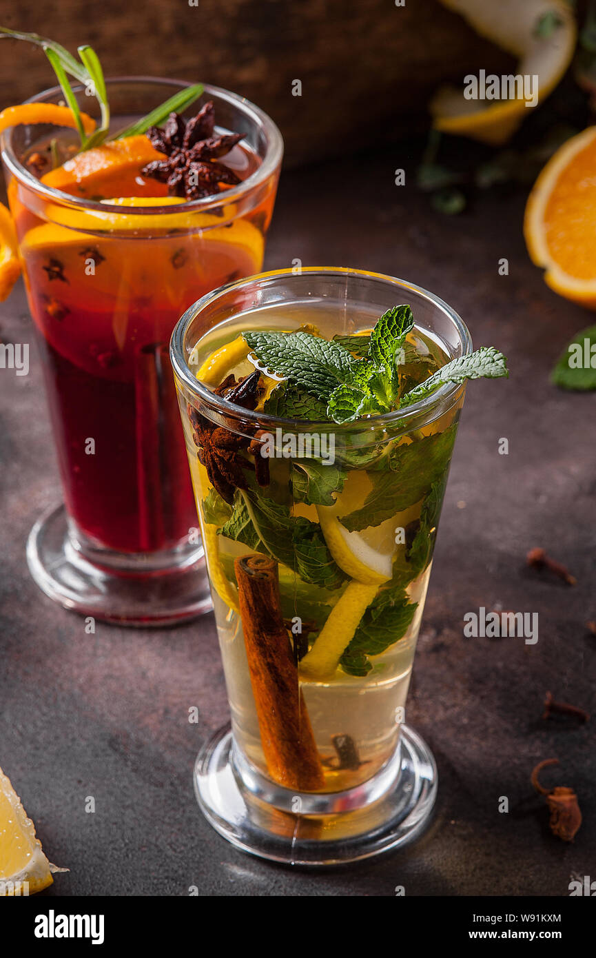 Due bicchieri di tè con frutta e spezie. Bevande calde tè alla menta, Marocchina tradizionale bevanda in vetro. Foto Stock