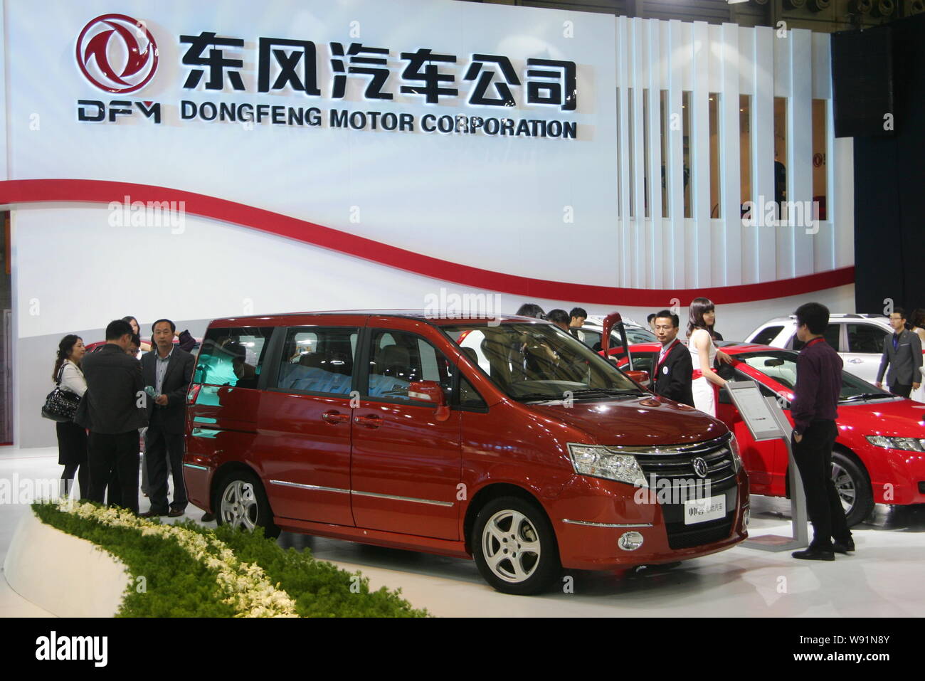 --FILE--folla di visitatori allo stand di Dongfeng Motor Corporation durante l'Auto 2009 Shanghai in Cina a Shanghai, 20 aprile 2009. Swedens Volvo sai Foto Stock