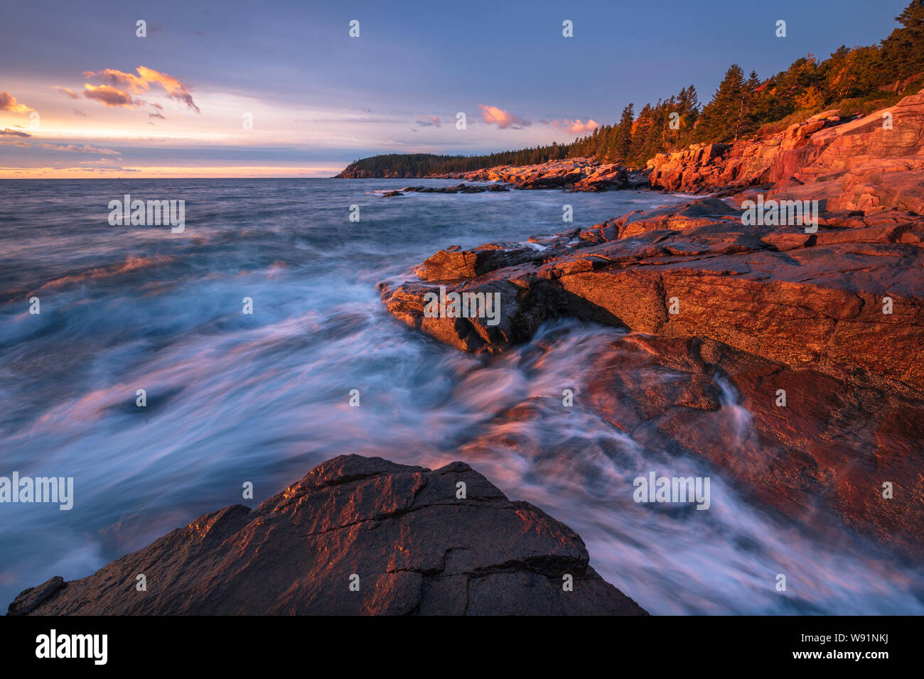 Sunrise lungo la costa rocciosa del Parco Nazionale di Acadia, Maine Foto Stock