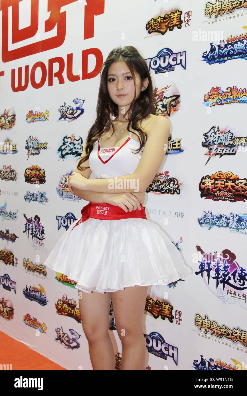 Un giovane cinese showgirl pone allo stand di giochi online operatore mondo perfetto durante l'undicesimo China International Digital Content Expo, noto come Foto Stock