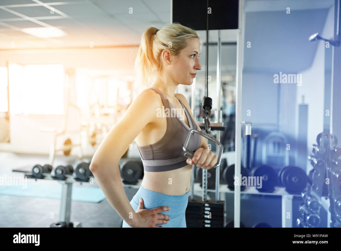 Giovane donna rende fitness training presso stazione ferroviaria per costruire il muscolo Foto Stock