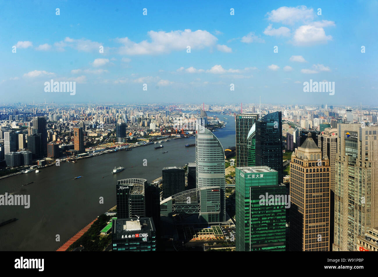 Skyline di Puxi, a sinistra e a Pudong con grattacieli e edifici ad alta lungo il fiume Huangpu a Shanghai in Cina, 18 luglio 2013. Il microblogs Foto Stock