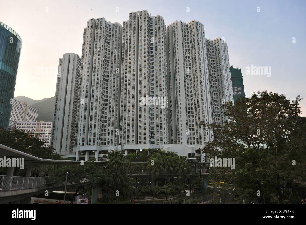 --FILE--Nuovi edifici residenziali sono visti in Tsuen Wan, Hong Kong, Cina, 12 gennaio 2012. China Vanke, il mainlands proprietà più grande sviluppatore b Foto Stock