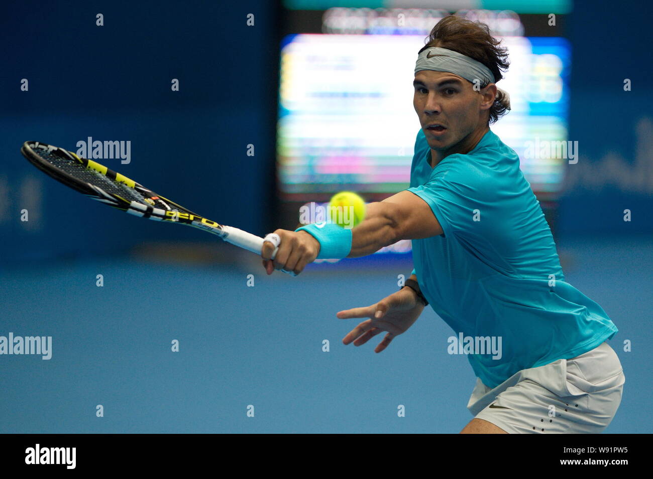 Rafael Nadal di Spagna restituisce un colpo a Novak Djokovic di Serbia durante la finale della Cina apre il torneo di tennis presso il National Tennis Stadium i Foto Stock