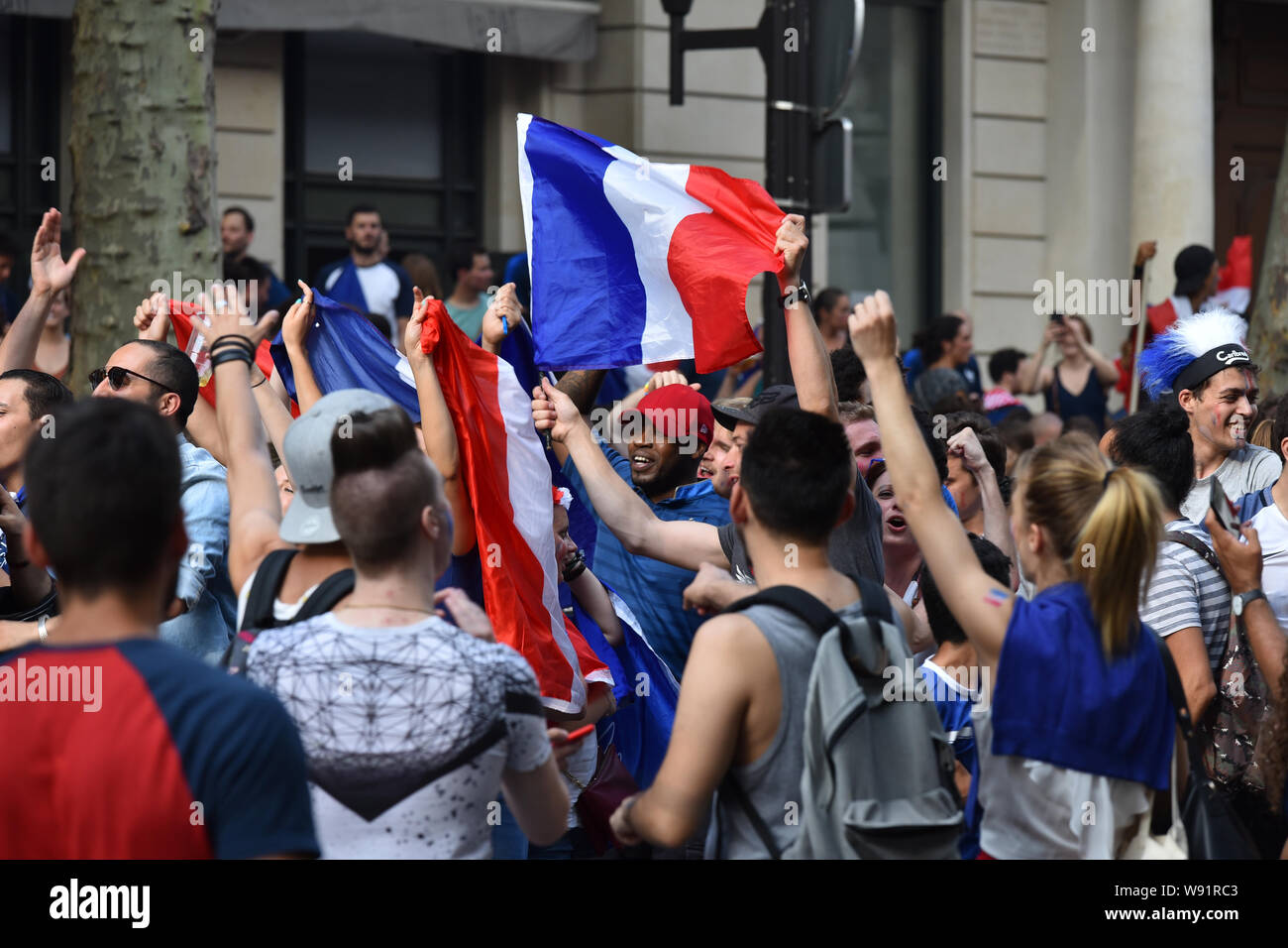 Parigi, Francia - 15 Luglio 2018 : migliaia di giubilante tifosi francesi sulla Avenue des Champs-Élysées celebrando in Francia la vittoria sulla Croazia il 20 Foto Stock