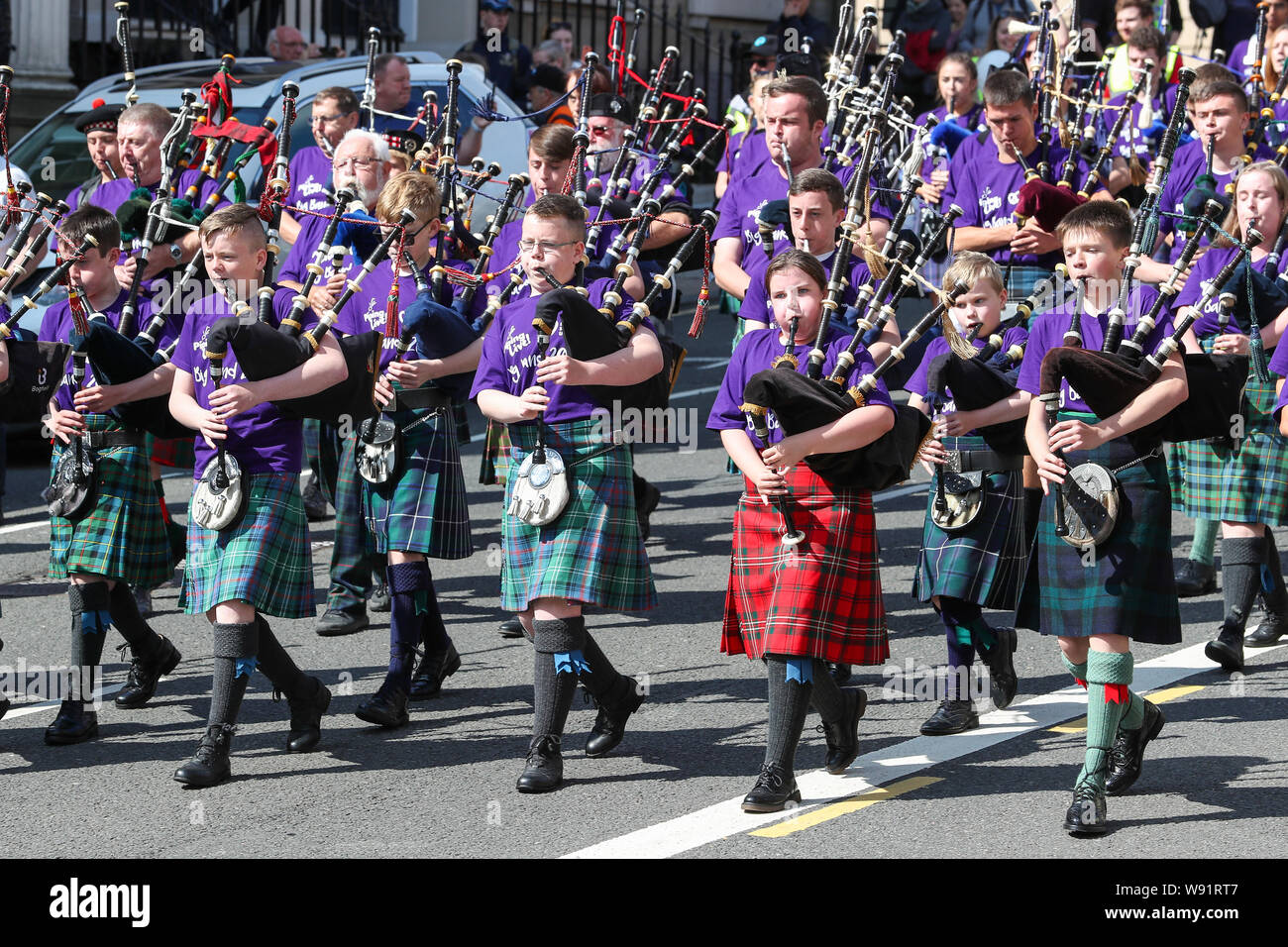 Glasgow, Scotland, Regno Unito. 12 Ago, 2019. Questo anno il piping Live Big Band Parade, con circa 150 pipers provenienti da vari paesi tra cui la Nuova Zelanda e il Canada ha iniziato in Blythswood Square e portata in processione attraverso il centro della città di Glasgow per terminare in George Square dove sono stati salutati e accolti da questo anni capotribù di tubazioni, LORD PROVOST BOLANDER EVA. Il Lord Provost, un appassionato di piper è entrata a far parte della Big Band di riproduzione di Highland Cathedral Credito: Findlay/Alamy Live News Foto Stock