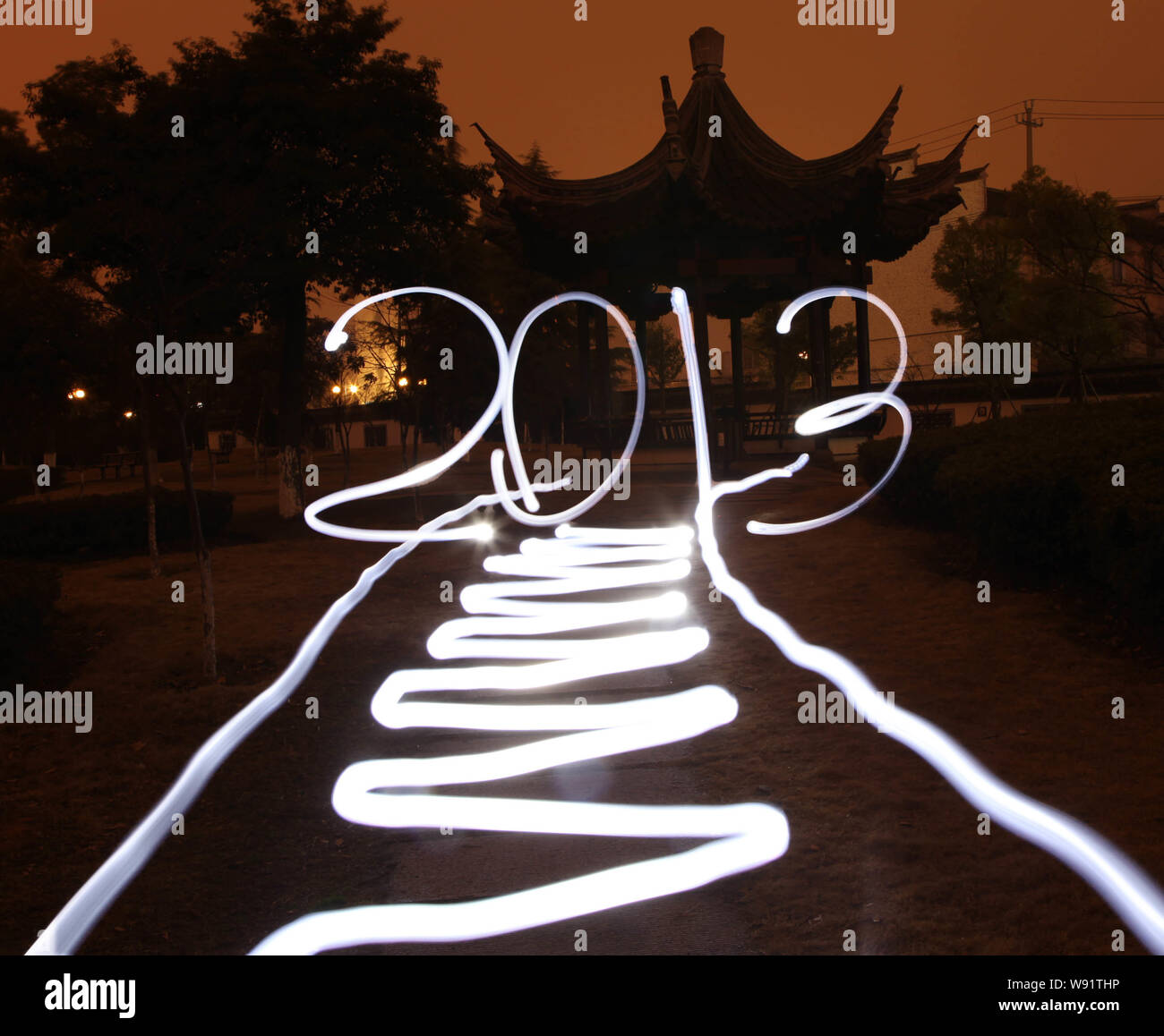 Un pezzo di pittura di luce sulle figure 2013 sono visto nella città di Shaoxing, est Chinas nella provincia di Zhejiang, 7 febbraio 2013. Foto Stock
