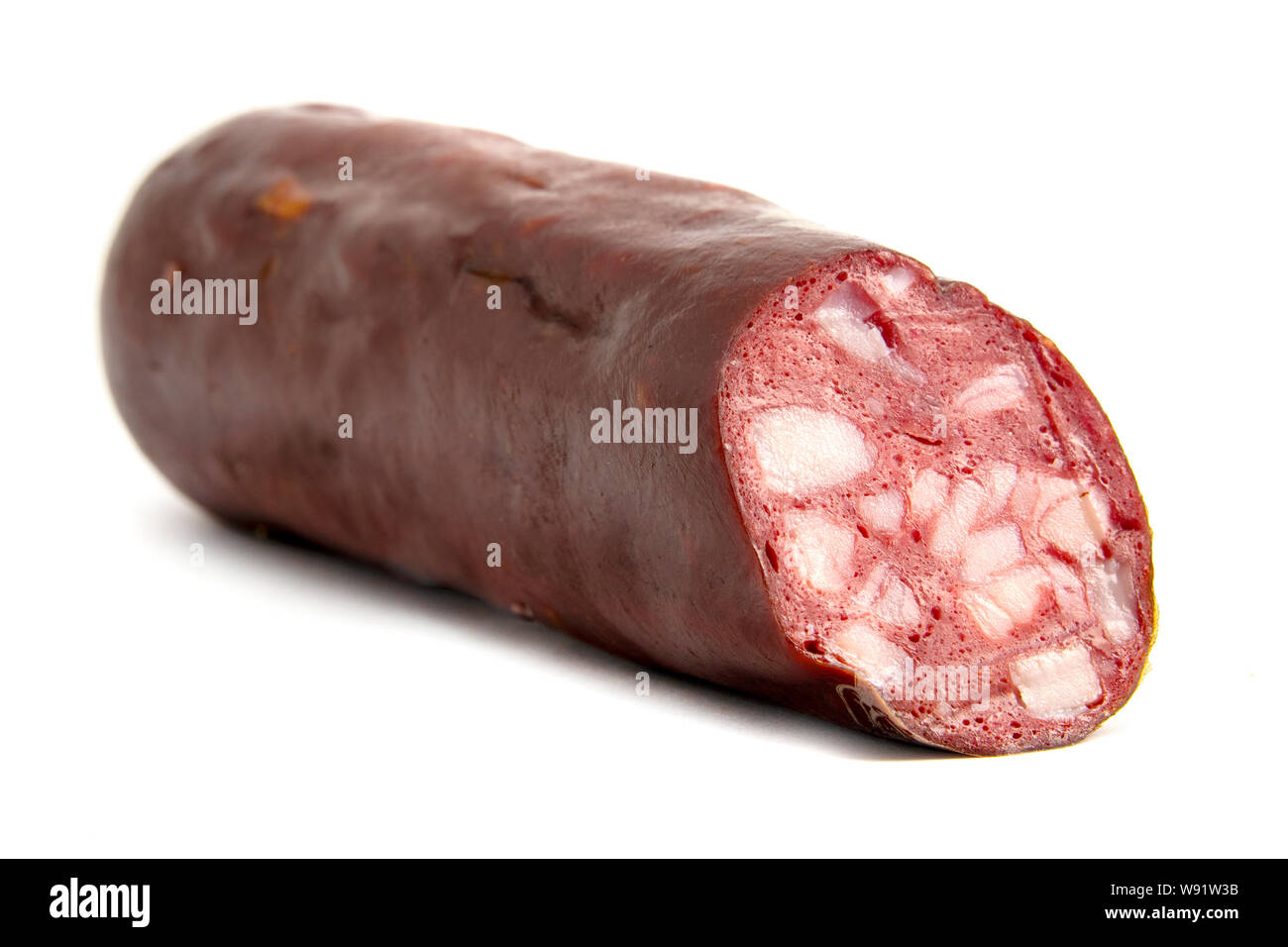 Carni bovine tradizionale salame del Tatarstan, Russia, su sfondo bianco Foto Stock
