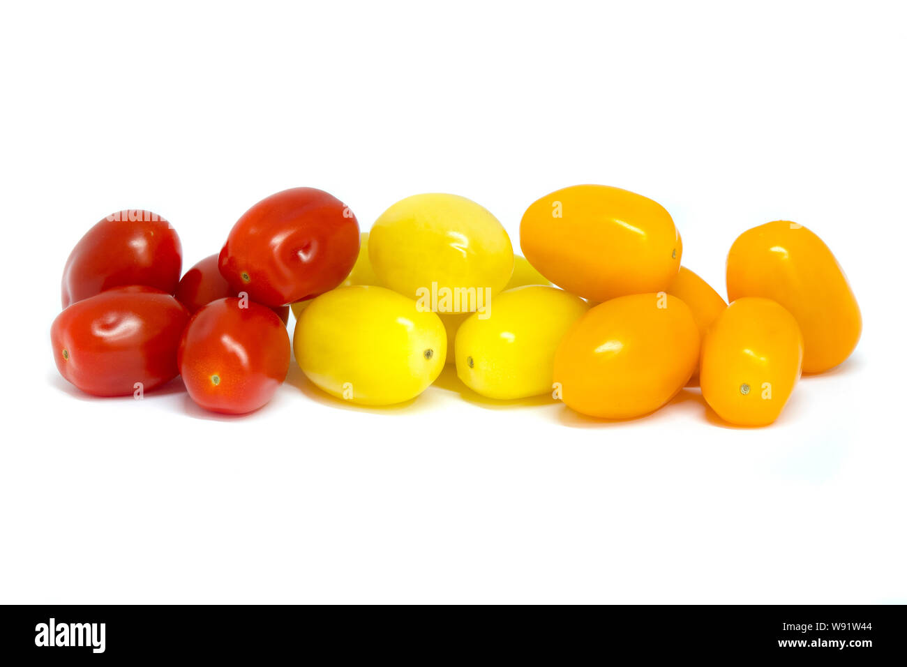 Uve miste pomodori su sfondo bianco Foto Stock