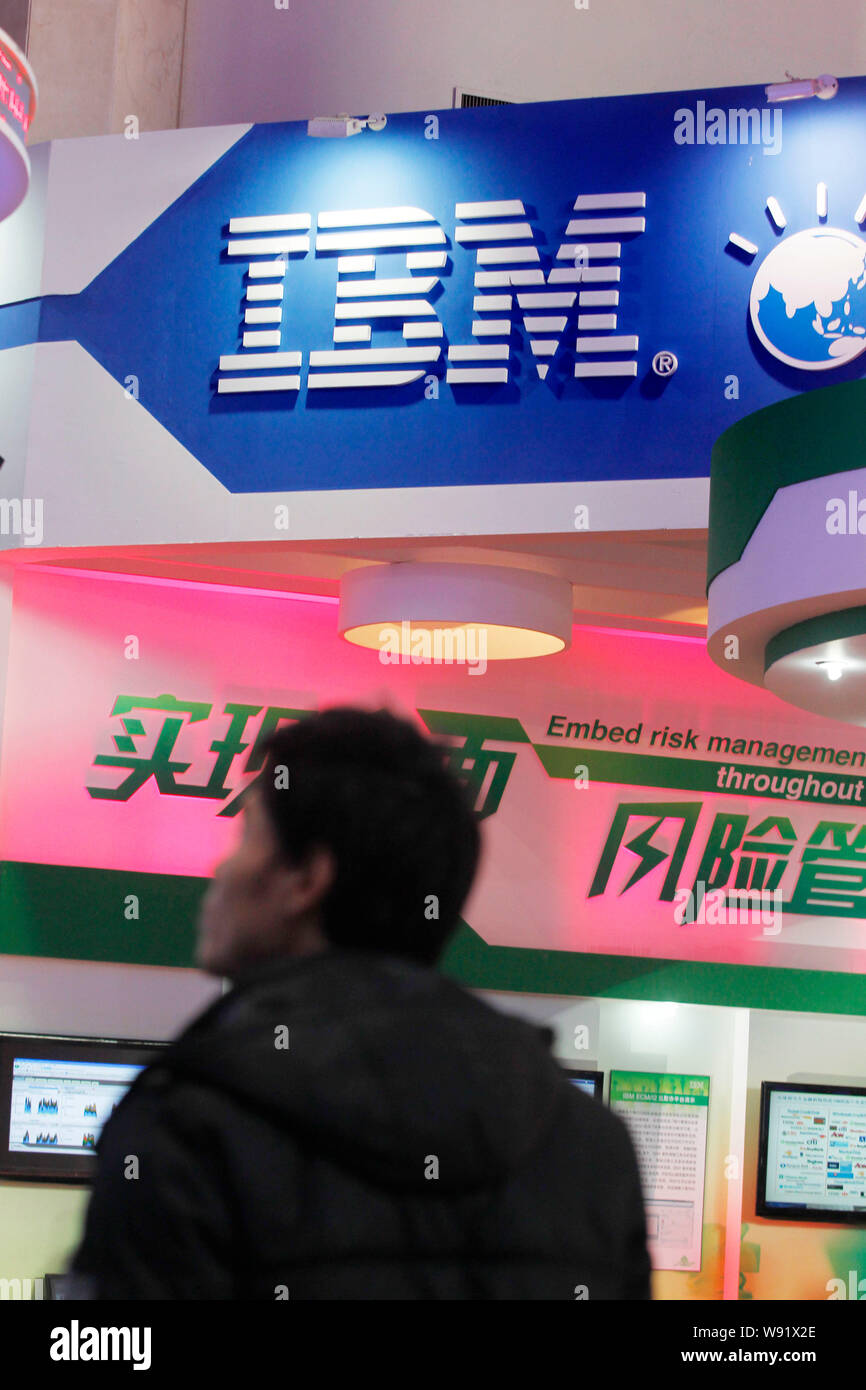 --FILE--un visitatore passeggiate passato il supporto di IBM in occasione di una mostra a Pechino, in Cina, il 22 dicembre 2012. Chinas Ministero della pubblica sicurezza e una cabina Foto Stock