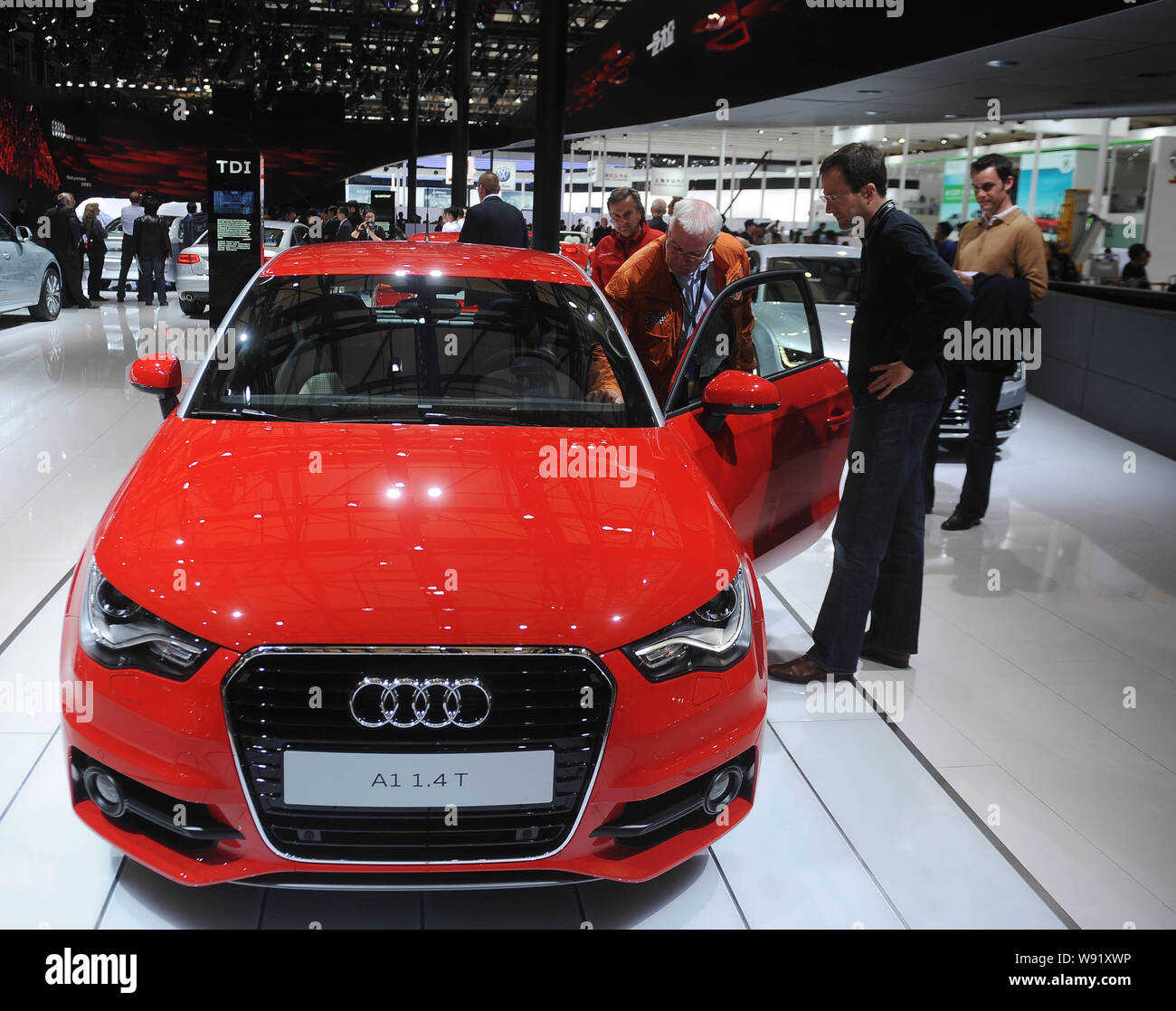 --FILE--i visitatori guardano un'Audi A1 1.4T auto presso lo stand della Volkswagen in occasione della quattordicesima Shanghai industria automobilistica internazionale mostra, noto come Au Foto Stock