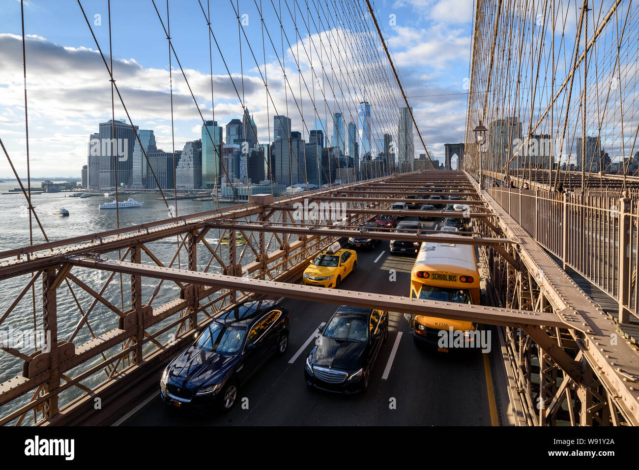 New York, Stati Uniti d'America - 24 Gennaio 2018 : occupato il traffico dal ponte di Brooklyn con lo skyline di Manhattan sullo sfondo. Foto Stock