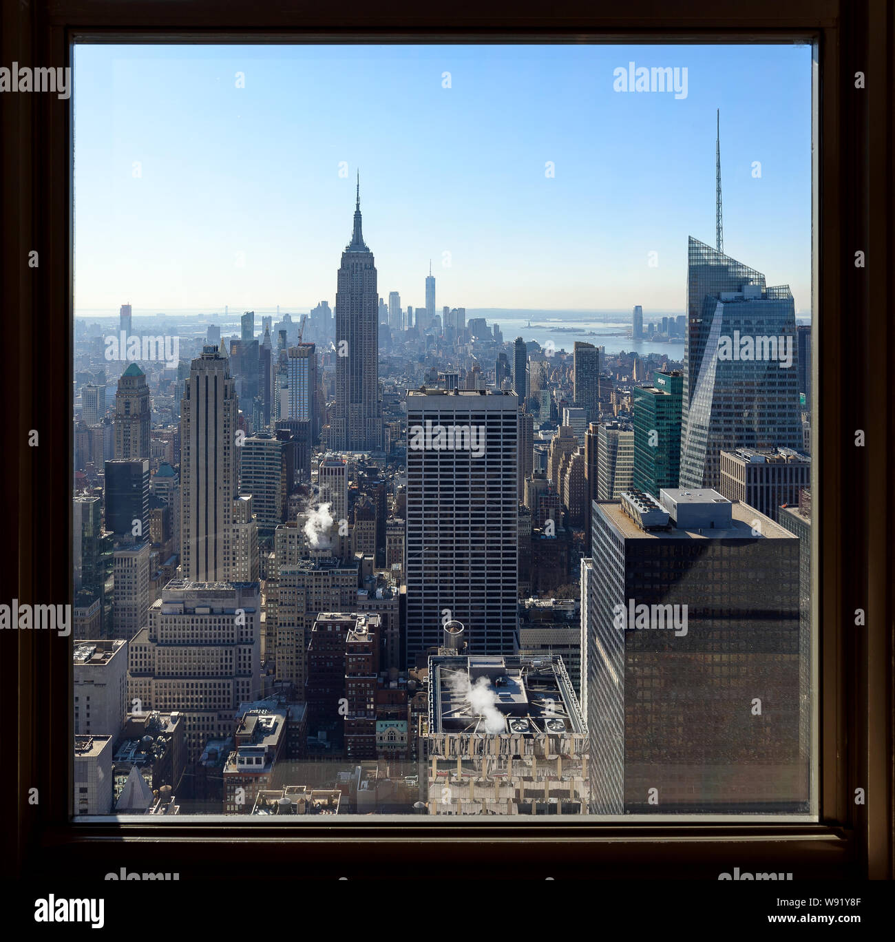 NEW YORK (Manhattan), USA: Gennaio 26, 2018: vista dello skyline di Manhattan attraverso una finestra della sommità del Rockefeller Center. Foto Stock