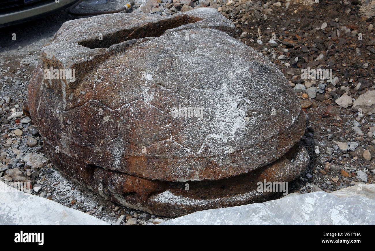 Vista del gigante di pietra turtle scoperto presso un sito di costruzione di una scuola primaria in Wenling, est Chinas nella provincia di Zhejiang, 4 ottobre 2013. Un gi Foto Stock