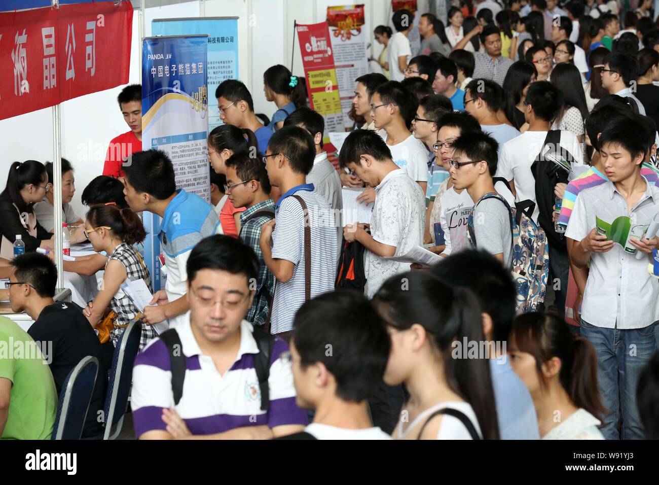 --FILE--laureati cinesi cercatori di lavoro partecipare ad una fiera del lavoro in Nanjing East Chinas provincia dello Jiangsu, 15 settembre 2013. Il successo accademico è stato visto Foto Stock