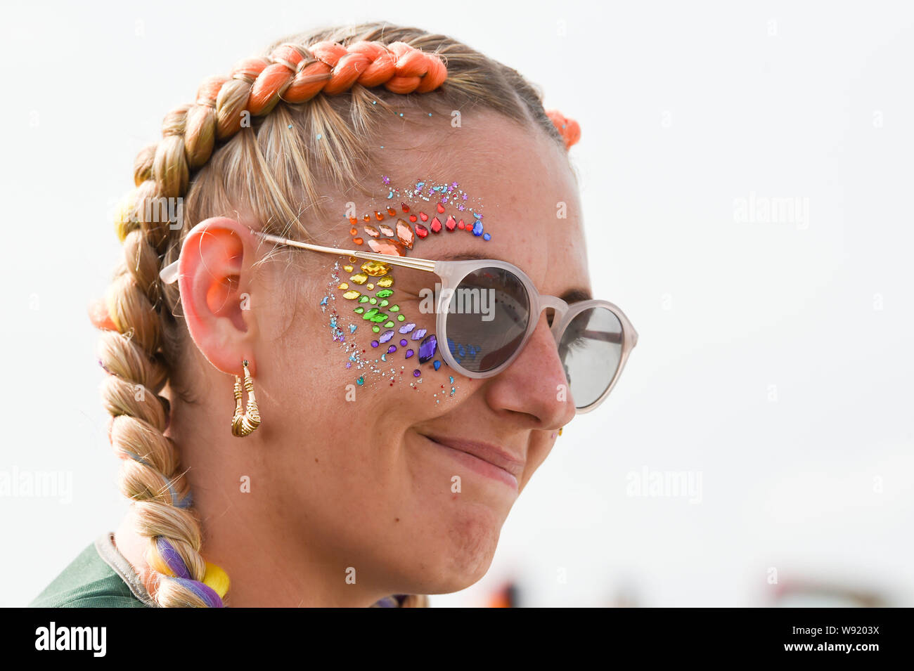 Brighton Regno Unito il 3 agosto 2019 - Primi arrivi preparare e ottenere nel partito umore prima di prendere parte all'annuale di Brighton e Hove Pride Parade a partire dal lungomare prima voce attraverso la città e a Preston Park dove Kylie Minogue è dovuto per eseguire la sera . Centinaia di migliaia di visitatori sono attesi a prendere parte a questo evento di anni durante il fine settimana . Credito : Simon Dack / Alamy Live News Foto Stock