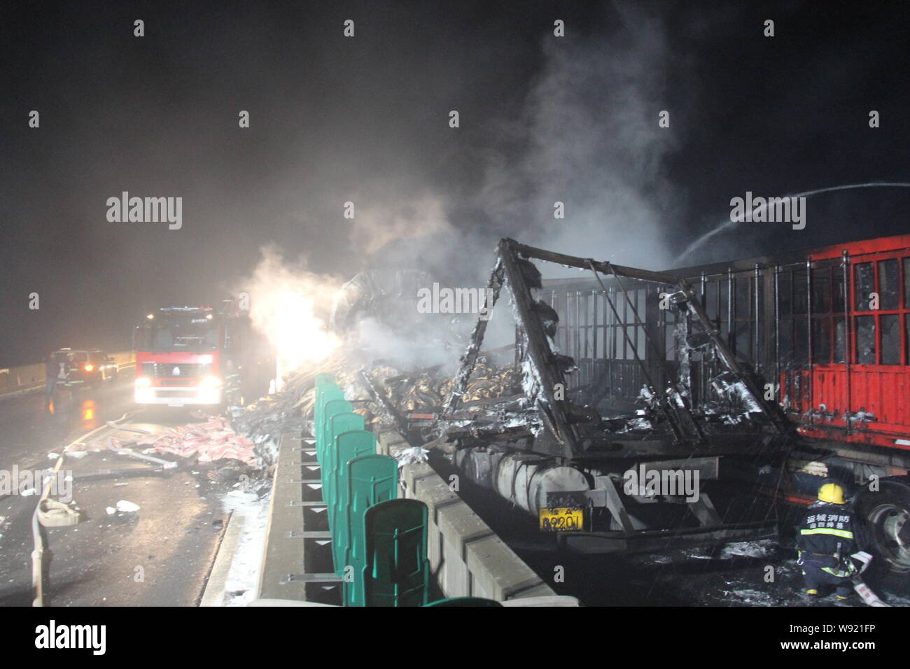 Rovine di veicoli sono visibili dopo un mucchio di incidenti del traffico sull'autostrada Wenxi-Yuanqu in Huafeng township di Yuanqu county, Yuncheng city, west mento Foto Stock