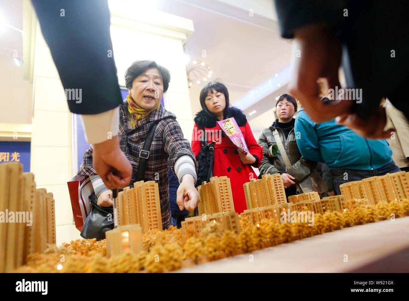 --FILE--cinese i homebuyers visualizza i modelli di alloggiamento durante una fiera immobiliare in Cina a Shanghai, 15 marzo 2013. Controllare home aumenti di prezzo in mento Foto Stock