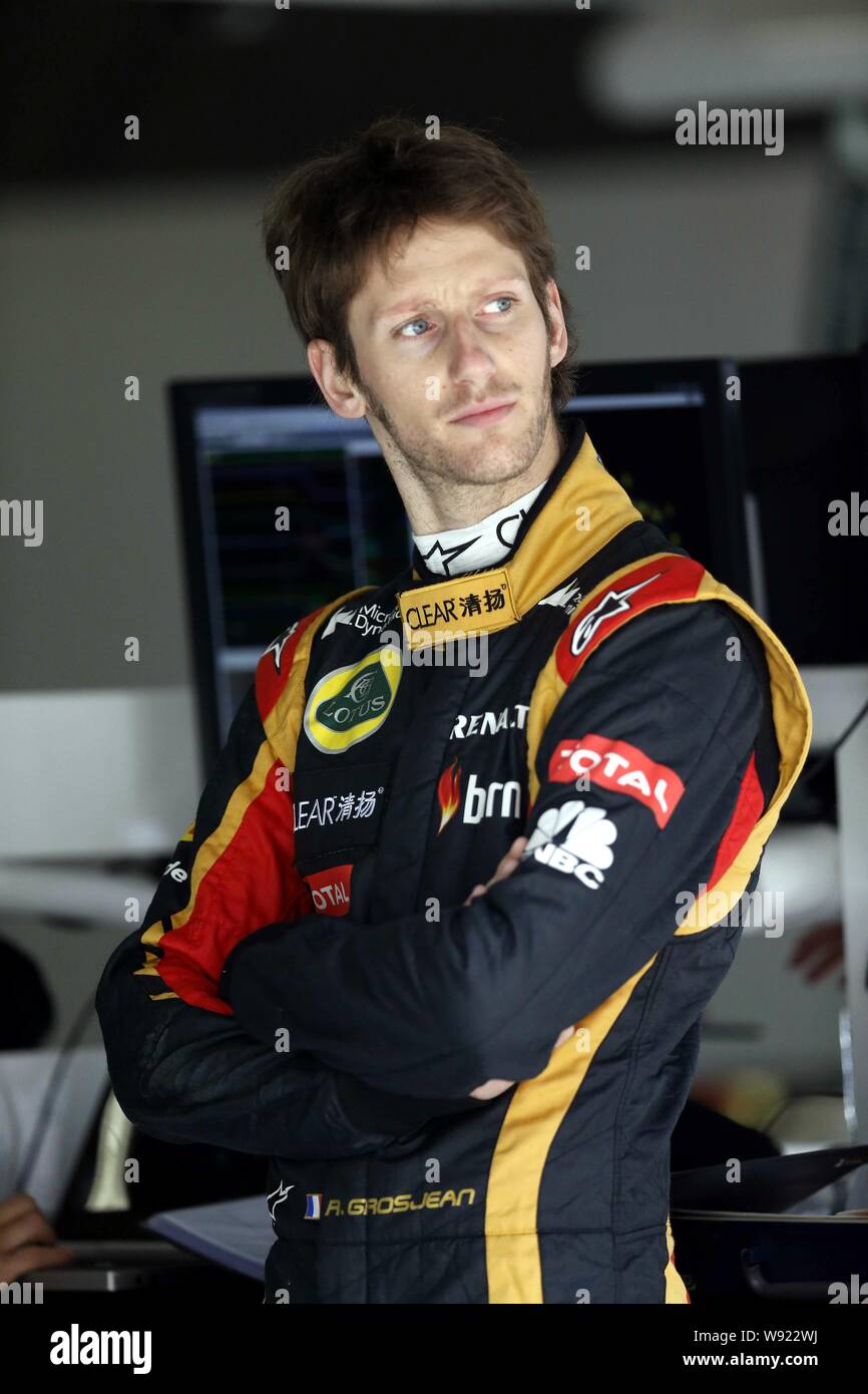Driver Lotus Romain Grosjean di francese si rilassa prima della prima sessione di prove libere a Shanghai International Circuit in preparazione per la prossima Foto Stock