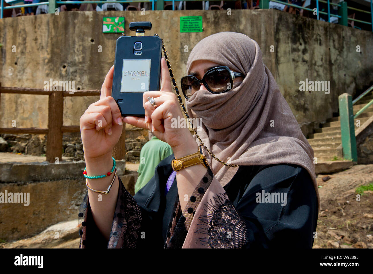Donna che indossa un velo NIQAB E UNO SMARTPHONE IN SRI LANKA Foto Stock