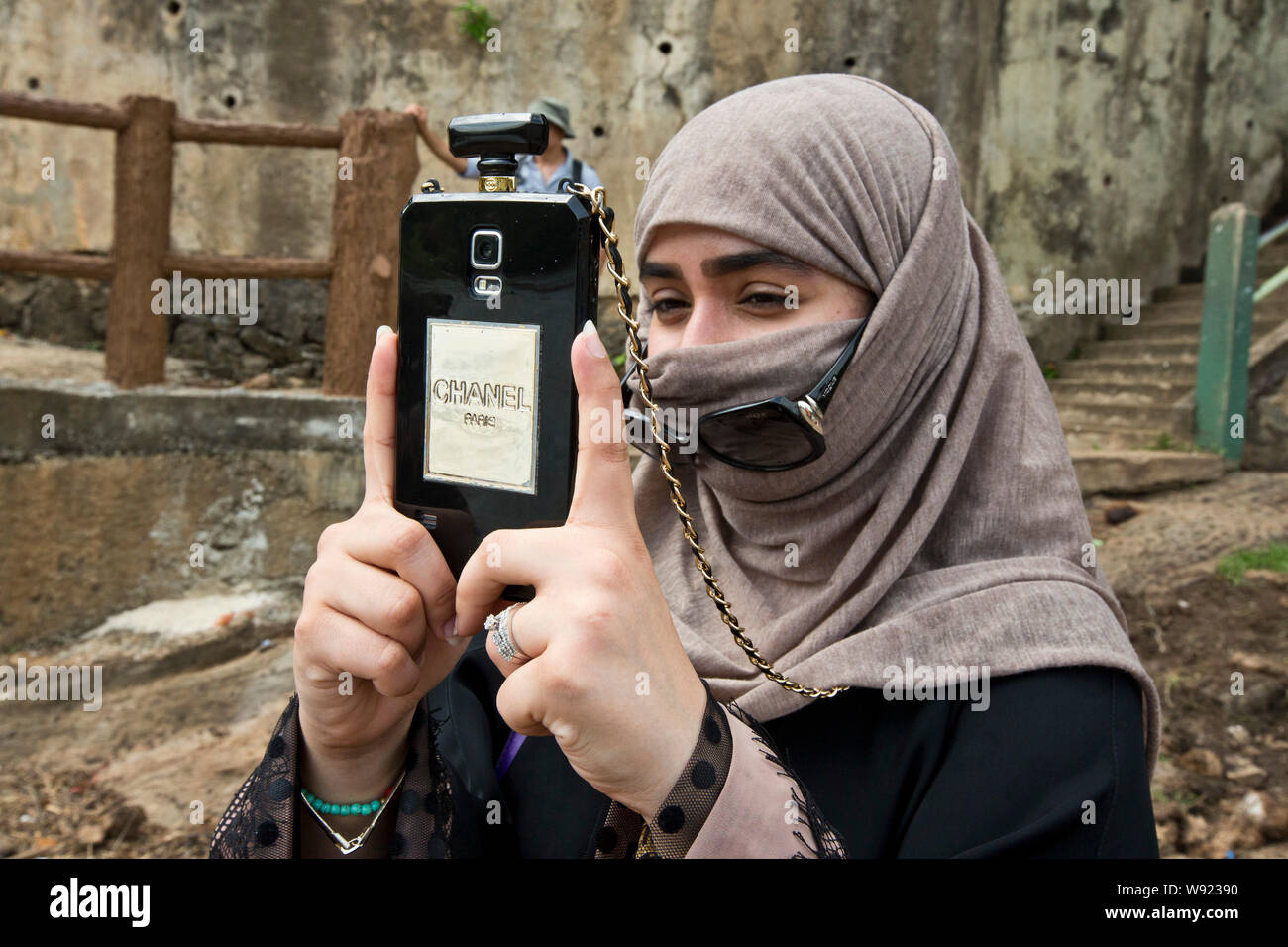 Donna che indossa un velo NIQAB E UNO SMARTPHONE IN SRI LANKA Foto Stock
