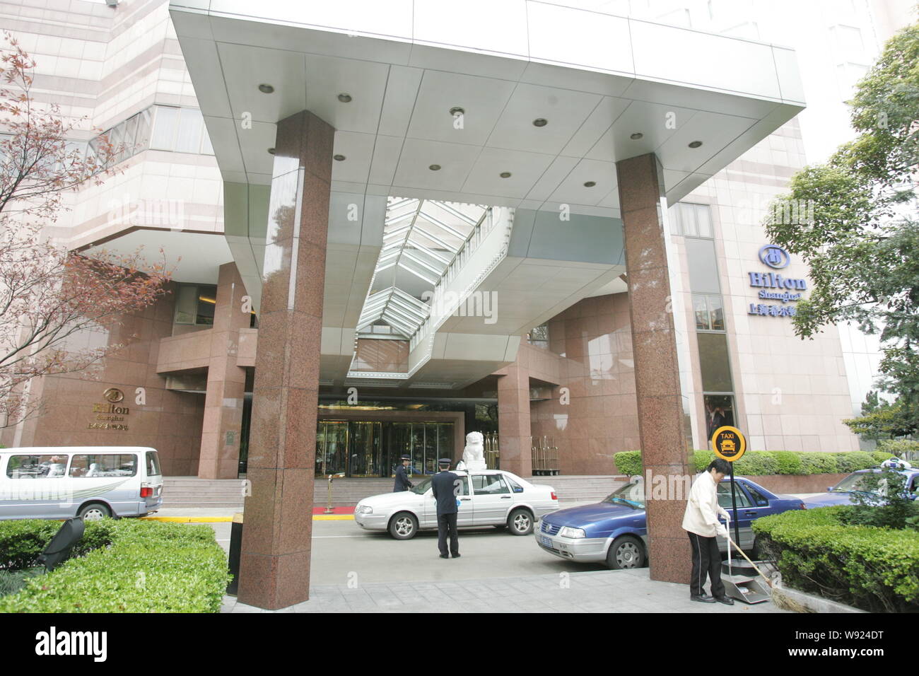 --FILE--le guardie di sicurezza sono visti di fronte all'Hilton Hotel di Shanghai in Cina a Shanghai, 13 aprile 2010. Operatore di Hotel Hilton in tutto il mondo le aziende i Foto Stock