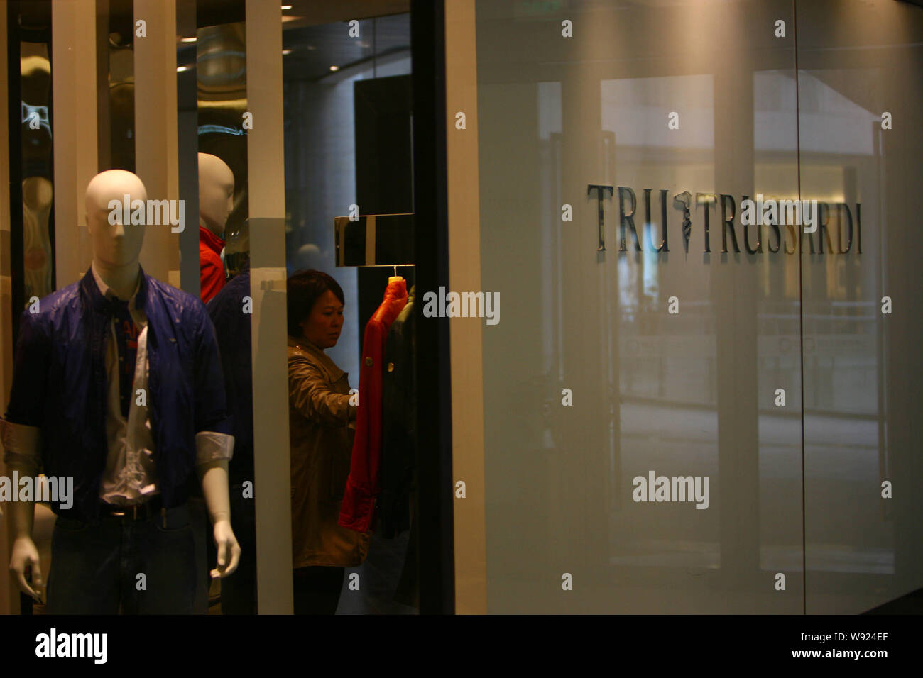 Un cliente è visto di shopping in una boutique Trussardi nella città di Ningbo, est Chinas nella provincia di Zhejiang, 15 marzo 2010. Foto Stock