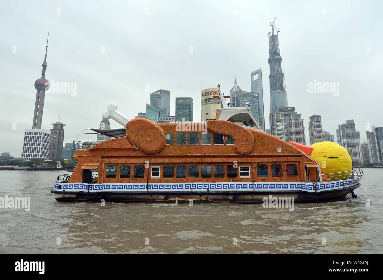 Un traghetto, che ha adattato il design dell'Florentijn Hofmans Rubber Duck è visto sul fiume Huangpu a Shanghai in Cina, 26 agosto 2013. Florentijn Foto Stock