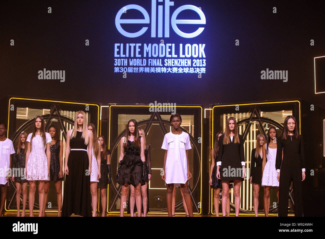I partecipanti prendono parte alla finale mondiale di Elite Model Look 2013 nella città di Shenzhen, sud Chinas nella provincia di Guangdong, 27 novembre 2013. L'Elite Mod Foto Stock