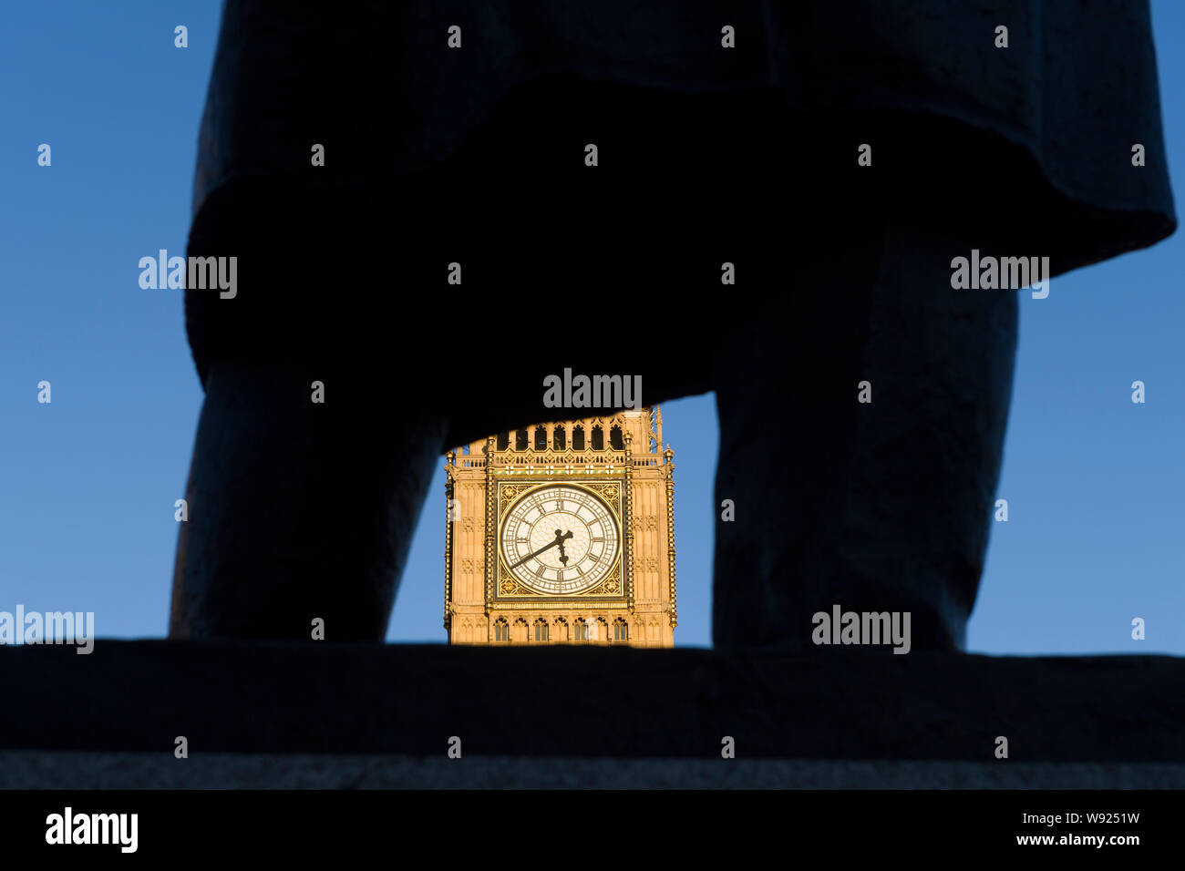 Statua di Sir Winston Churchill e il Big Ben clock tower di Case del Parlamento in background. Westminster, Londra, Regno Unito. Foto Stock