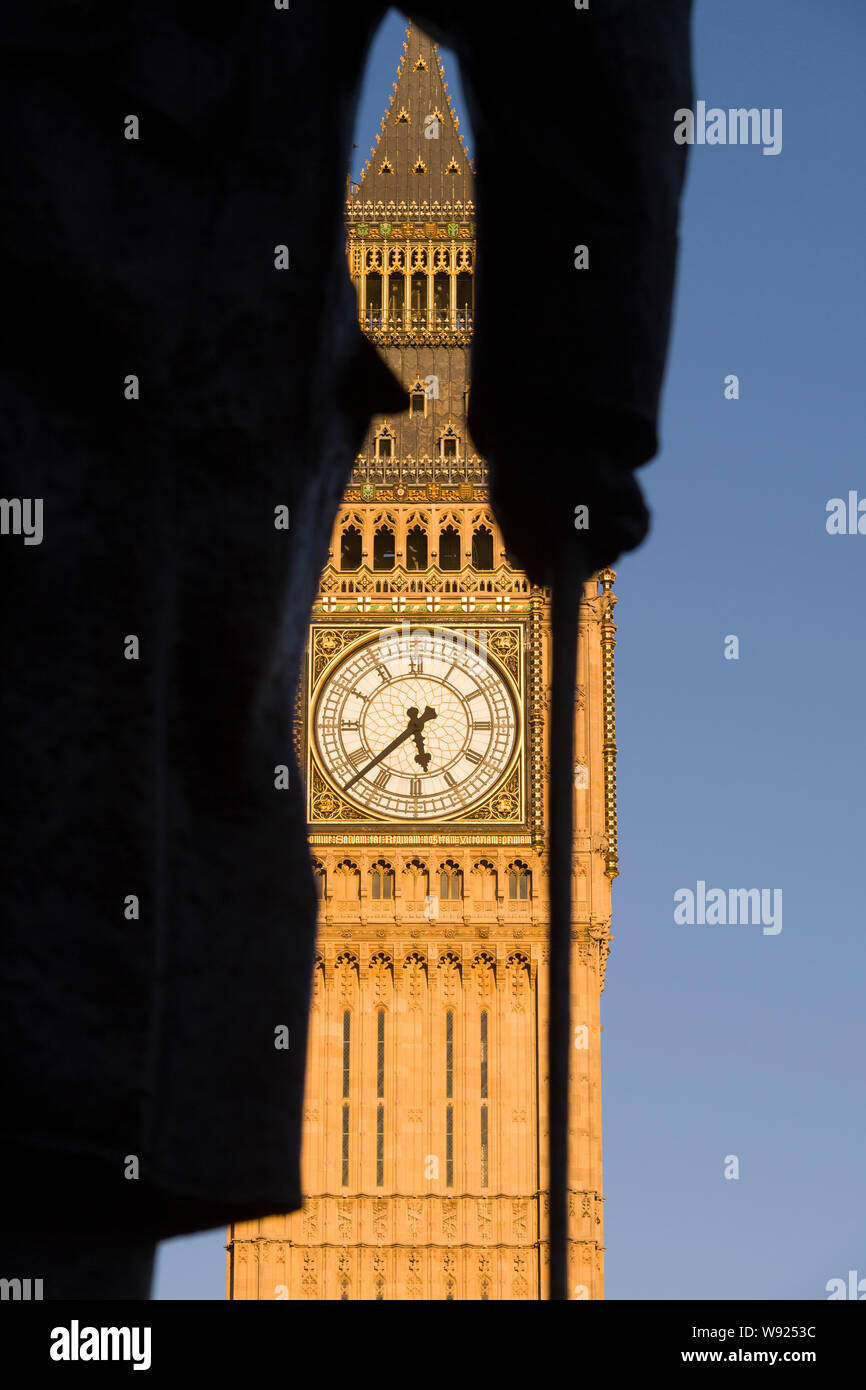 Statua di Sir Winston Churchill e il Big Ben clock tower di Case del Parlamento in background. Westminster, Londra, Regno Unito. Foto Stock