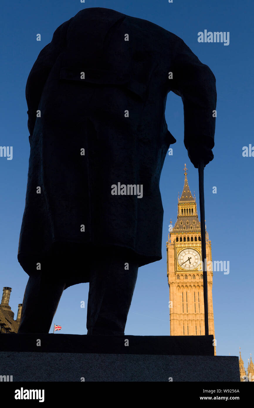Statua di Sir Winston Churchill e il Big Ben clock tower di Case del Parlamento in background. Westminster, Londra, Regno Unito. Foto Stock