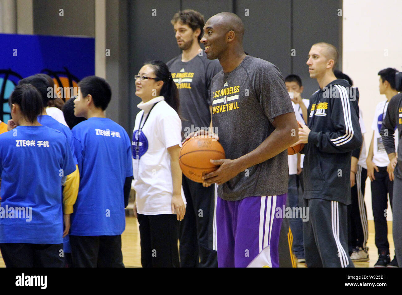 Kobe Bryant, anteriore e i suoi compagni di squadra di Los Angeles Lakers giocare con i bambini durante le cure di NBA Basketball Clinic per gli atleti degli Special Olympics ah Foto Stock