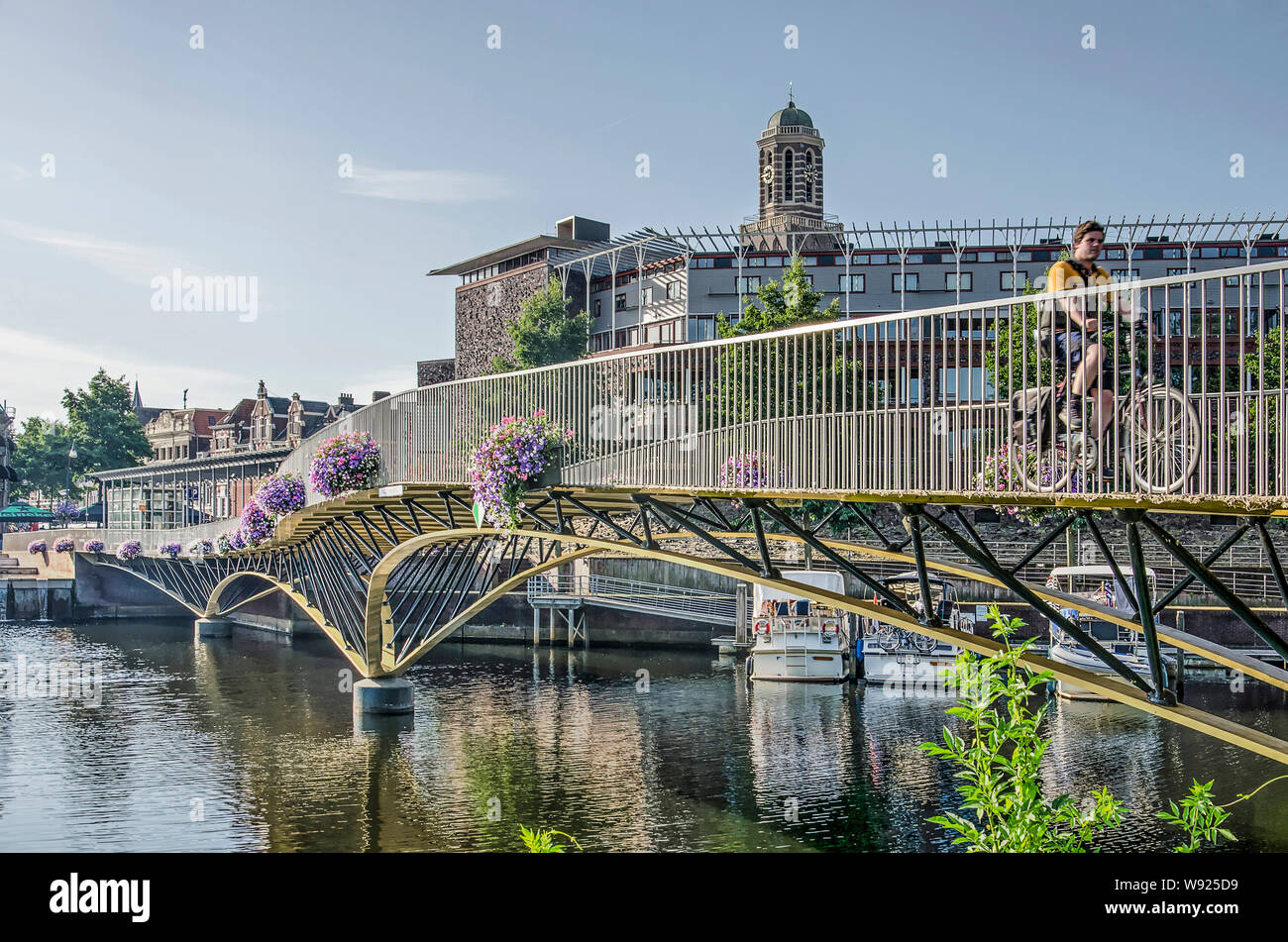 Zwolle, Paesi Bassi, 24 Luglio 2019: l'elegante costruzione di Rodetorenbrug crea un collegamento per i ciclisti e i pedoni tra città cento Foto Stock