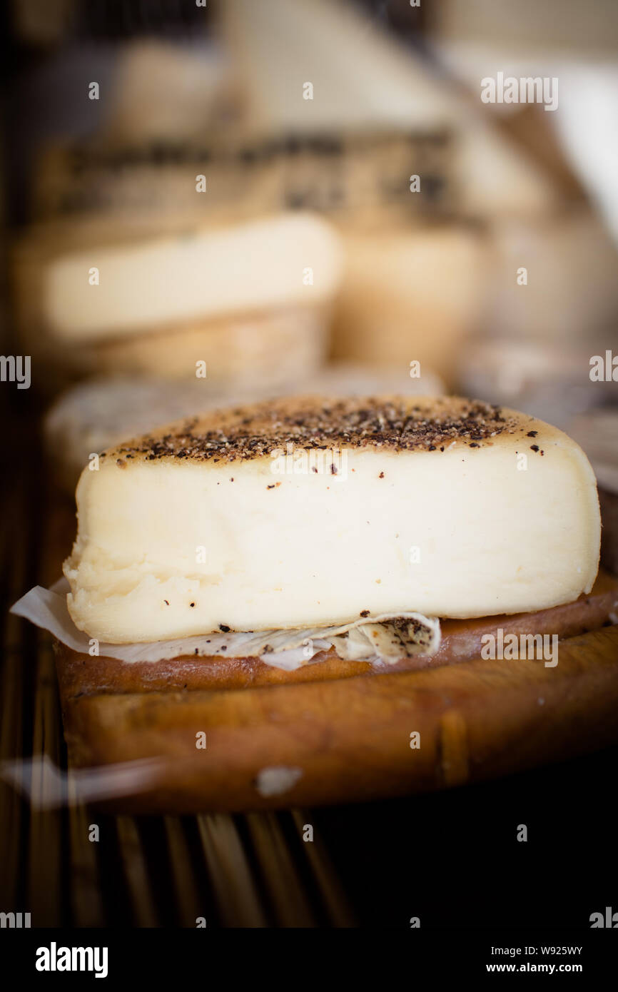 Un pezzo di formaggio morbido Foto Stock