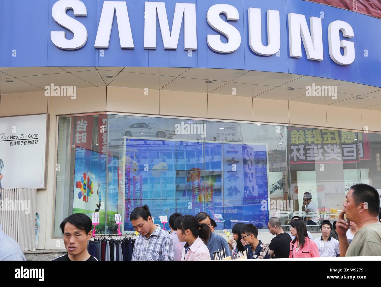 --FILE -- una folla di gente si vede davanti a un negozio di Samsung in Zhengzhou, porcellane centrale provincia dello Jiangsu, 3 ottobre 2013. Porcellane broa nazionale Foto Stock