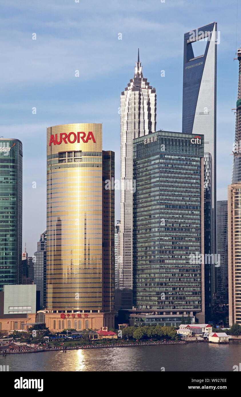 --FILE--Vista (da sinistra) Mirae Asset Tower, Torre Aurora, la Torre Jinmao, Citi la torre e il World Financial Center di Shanghai in Lujiazui Financia Foto Stock