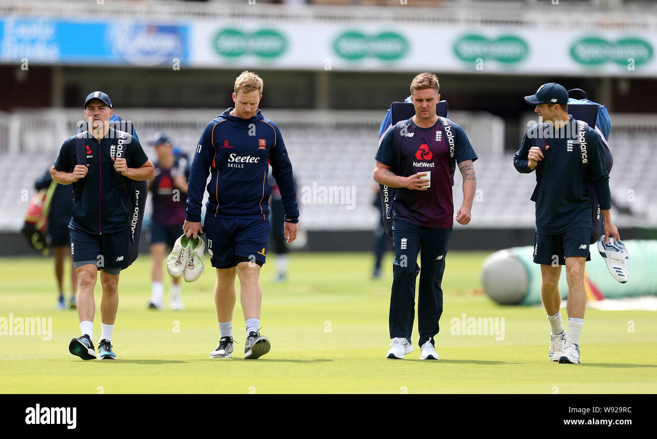 L'Inghilterra del Rory Burns (sinistra) e Jason Roy (seconda a destra) durante una sessione di reti a Lord's, Londra. Foto Stock