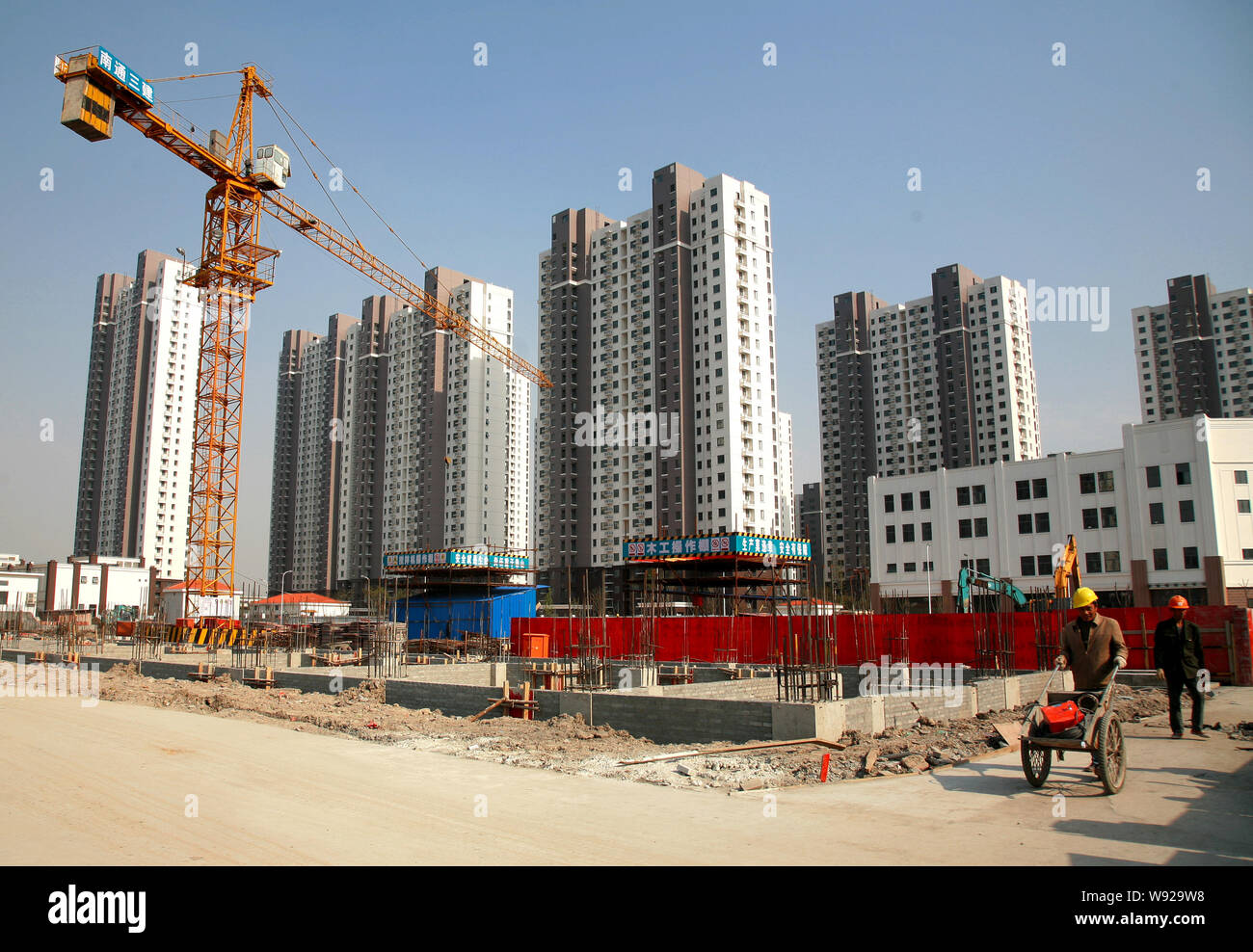 --FILE--cinese lavoratori migranti il lavoro sul sito della costruzione di un appartamento residenziale progetto in Cina a Shanghai, 10 aprile 2013. Controllare hom Foto Stock