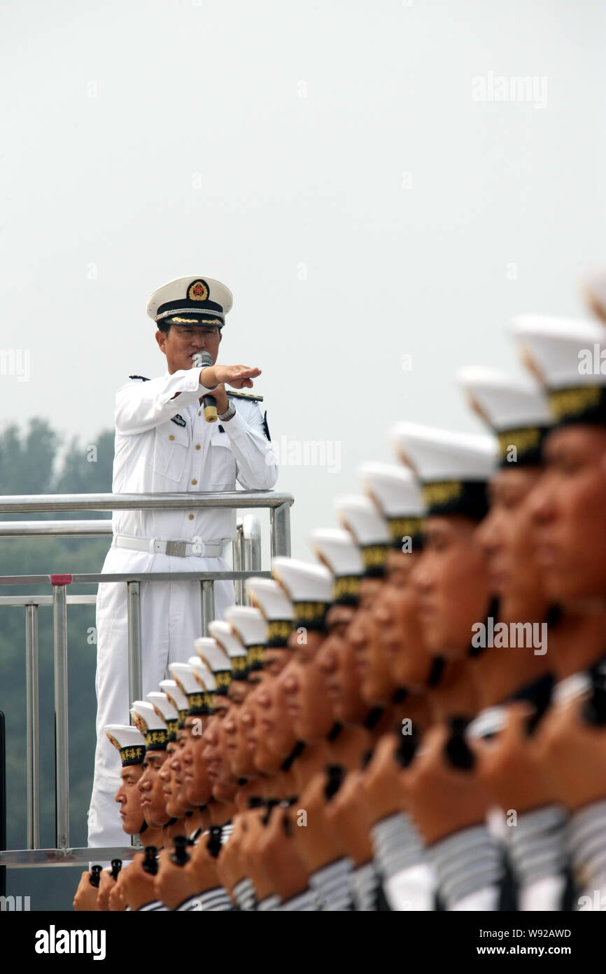 --FILE--un cinese ufficiale della Marina di PLA (popoli dell Esercito di Liberazione) dà istruzioni ai soldati durante una sessione di formazione per i futuri par militare Foto Stock