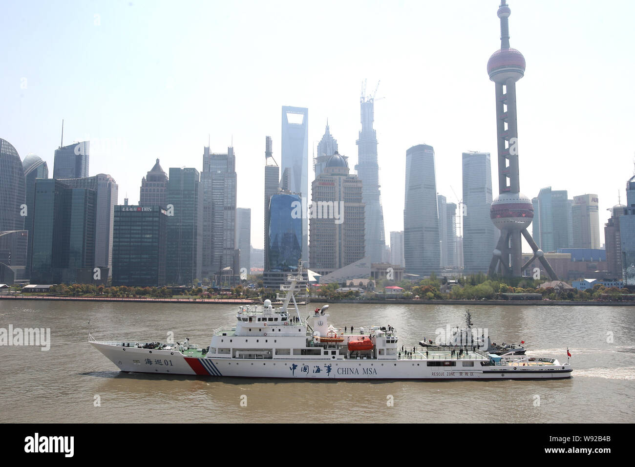 Haixun01, porcellane più grande pattuglia marina e la nave soccorso, inizia un viaggio di prova in Cina a Shanghai, 7 aprile 2013. Porcellane più grande pattuglia marina e sa Foto Stock
