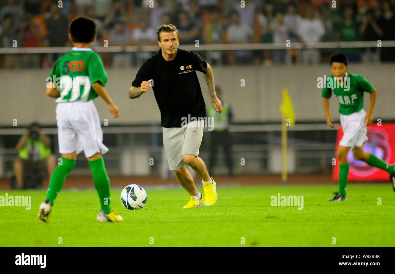 Inglese soccer superstar David Beckham, centro gioca a calcio con i giovani calciatori cinesi durante la metà del tempo di un tredicesimo round della partita del 2013 C Foto Stock