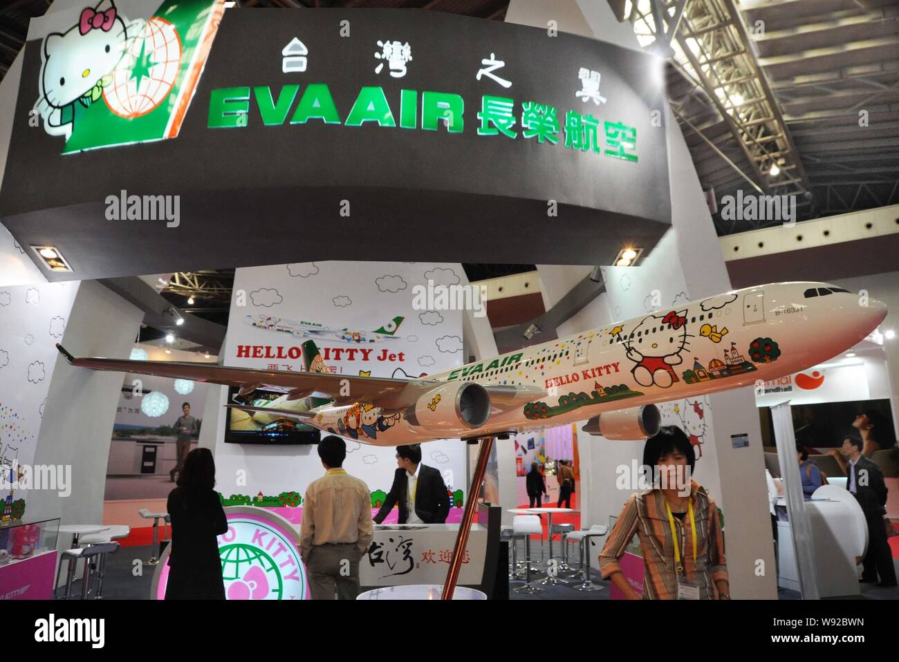 --FILE -- la gente visita lo stand di EVA aria durante una mostra a Shanghai in Cina, 7 aprile 2012. Il trasporto da funzionari di Taiwan e Cina agre Foto Stock
